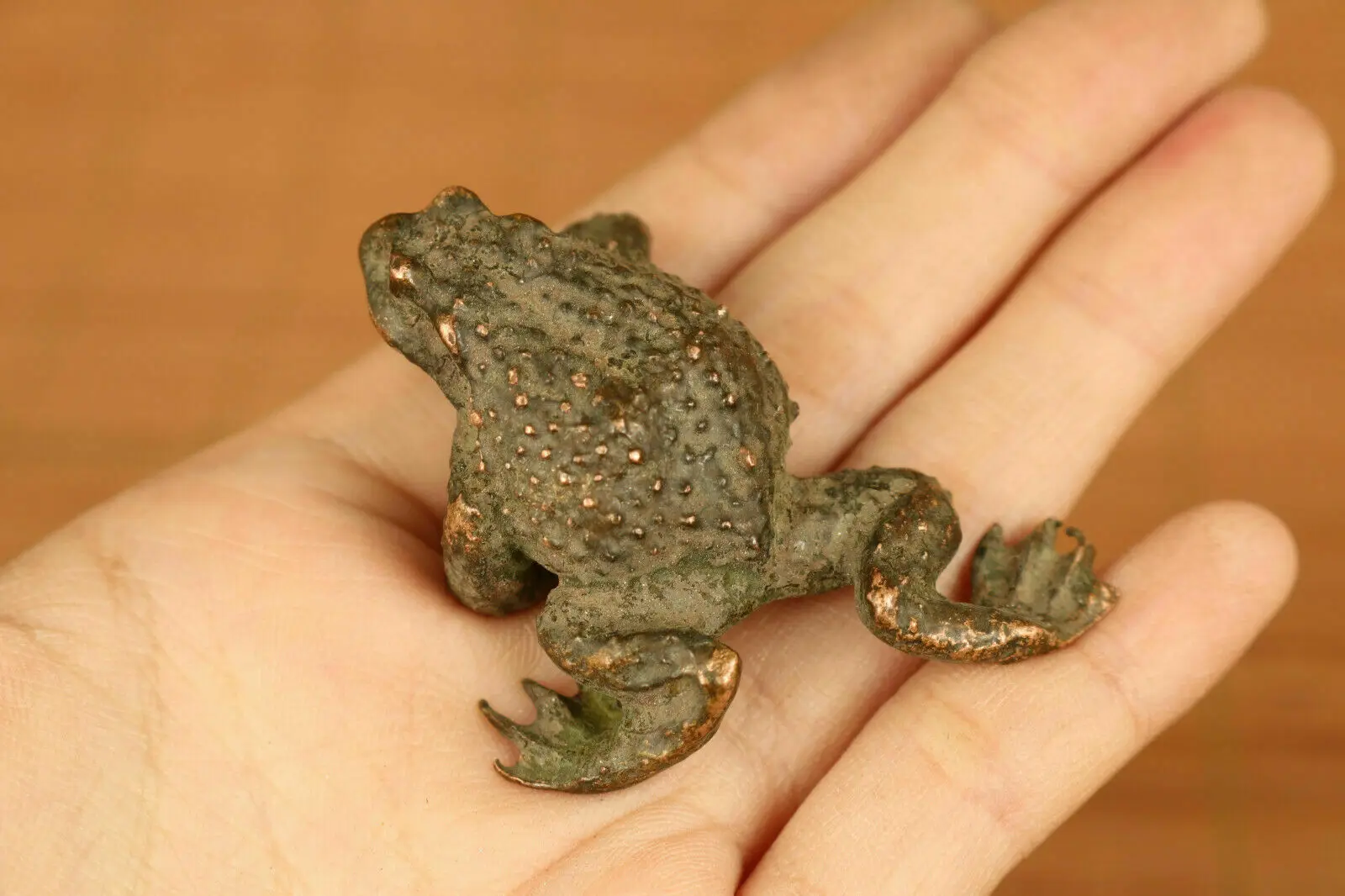 Bronze Hand Casting Fortune Frog Statue Jin Chan Netsuke Tea Pet with Tray Decorative Old World Charm Home Decor Accessory