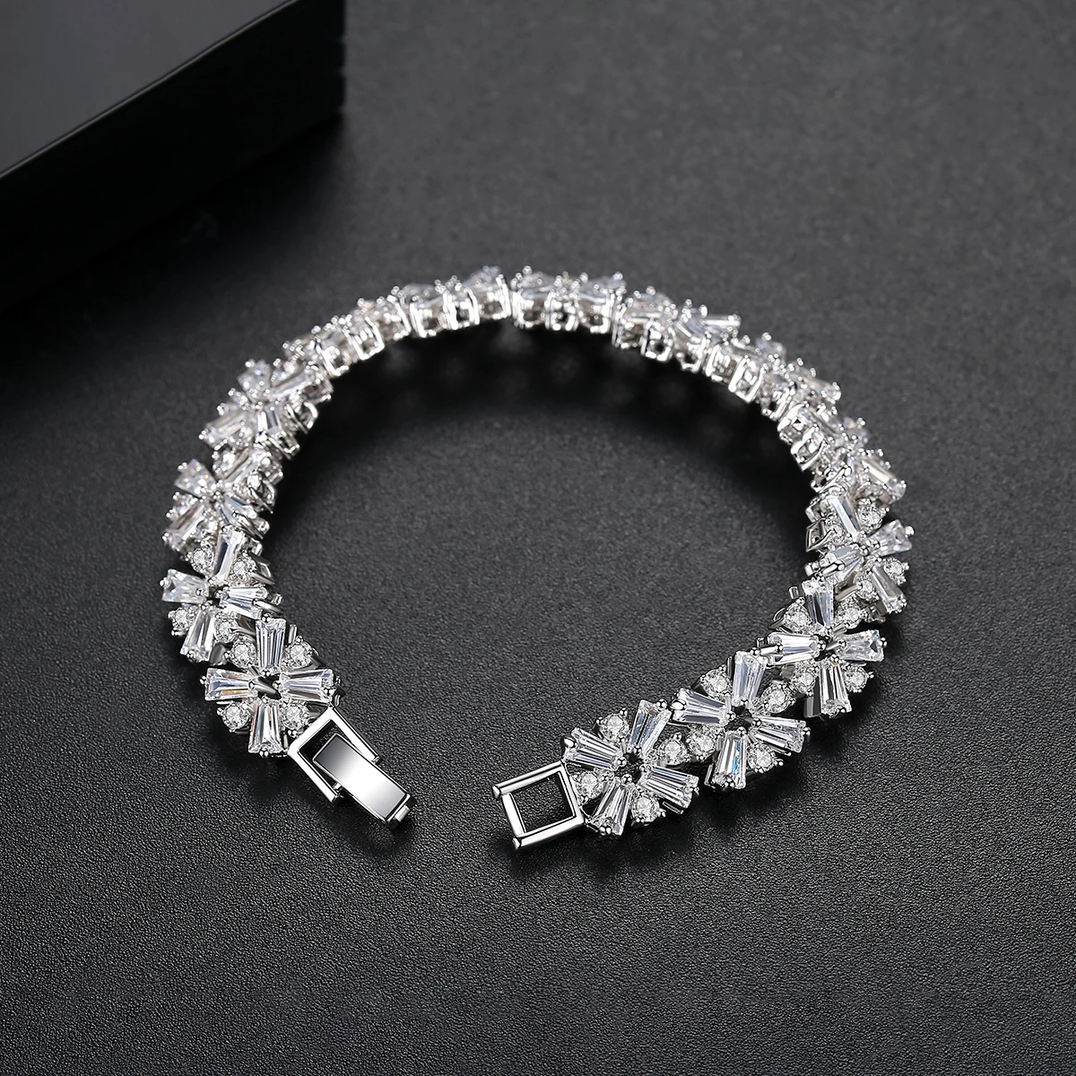 LUOTEEMI Brand New Luxurious Women Wide Bracelet Bride Wedding Zirconia Bangles High Quality CZ Inlay Bracelet for Girl Party