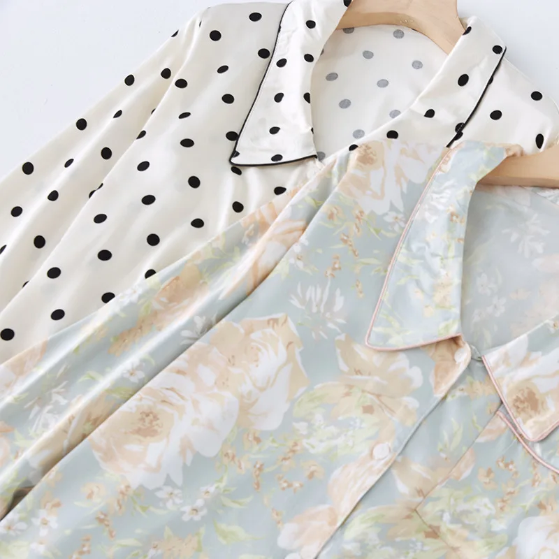 2021 قميص نوم نسائي خريفي بأكمام طويلة من الساتان وياقة مدببة تنورة سوداء مموجة مطبوع عليه نقط فستان نوم مثير للسيدات