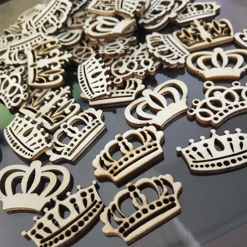 50 stücke Holz Cartoon Aushöhlen Crown Formen Handwerk Ausschnitte Holz Verzierungen Holz Ornament Manuelle Zubehör für DIY Kunst