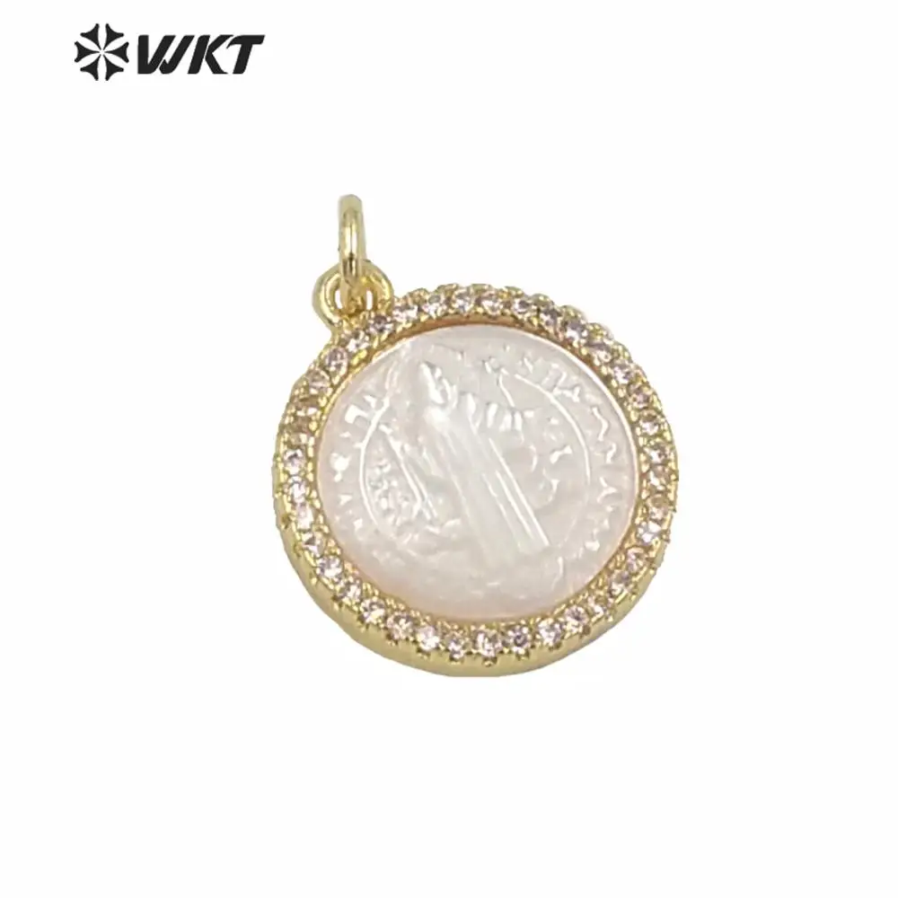 WT-MP164 Wholesale New Gold Electroplated Cubic Zircon Round Jehovah People Image Pendant 15mm Christian White Shell Decorated