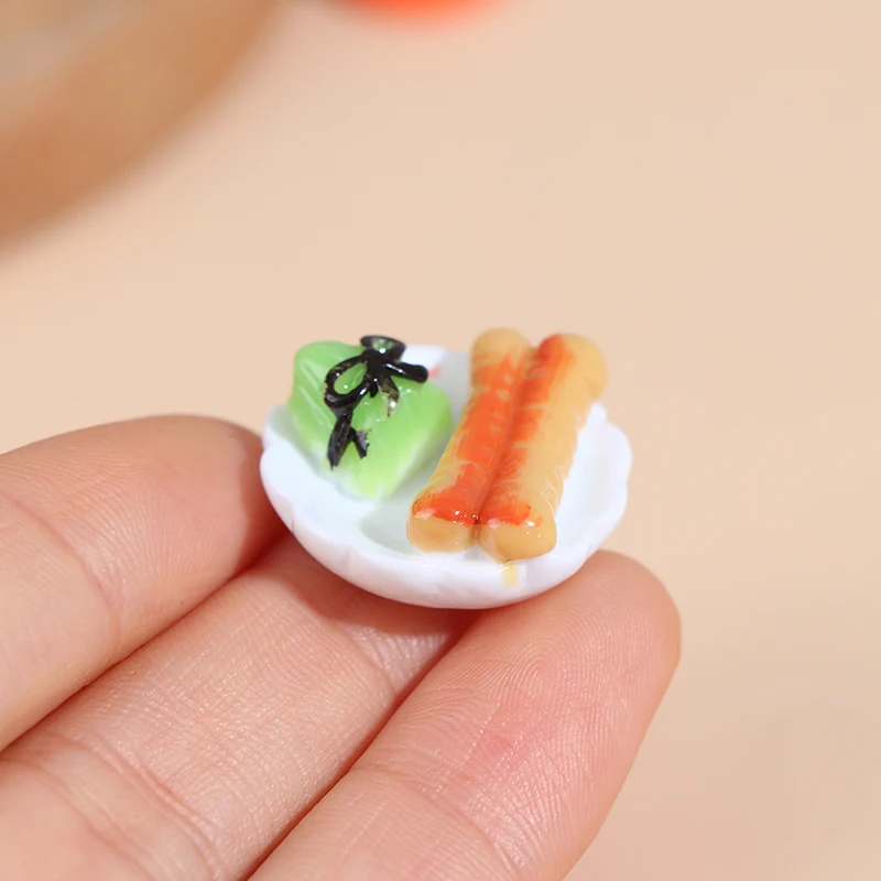 5 pz 1:12 simulazione casa delle bambole Mini modello di cibo ornamenti piatto per la colazione pane all'uovo accessori per casa delle bambole giocattolo per bambini inviato a caso