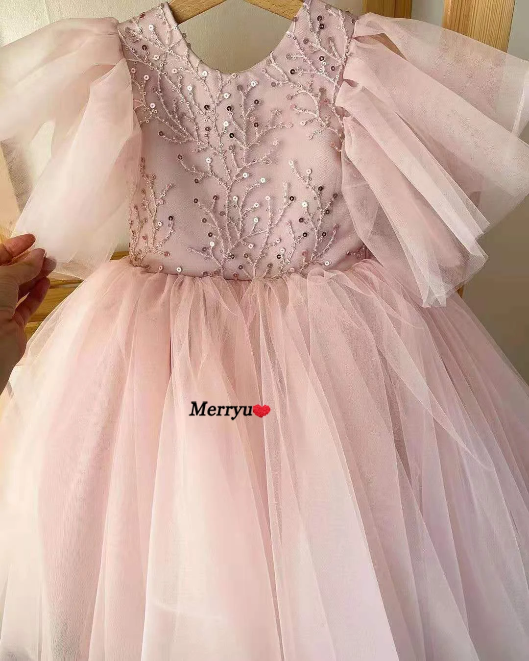 Einfache Ballkleid Knie-Länge Blumen Mädchen Kleid Perlen Baby Mädchen Party Kleider Kurzen Ärmeln Puffy Erste Kommunion Kleid