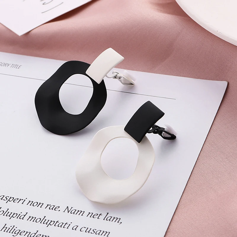 New Women's Fashion Black White Mixed Colors Clip on Earrings Hollow Round Pendant Ear Clips For Non Pierced Women Jewelry