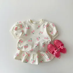 Set di abbigliamento per ragazze con stampa ciliegia alla moda 2024 estate nuova maglietta a maniche corte per bambina top + gonne 2 pezzi Set di gonne da principessa