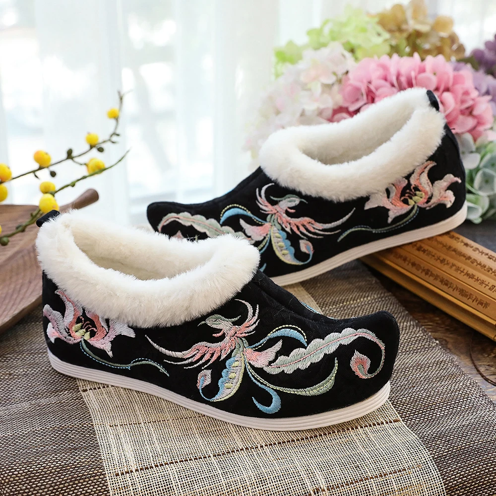 Veowalk Winter Women Warm Flat Shoes with Short Plush Lining Low Top Nose Toe Flower Embroidered Flats Ladies Soft Hanfu Shoes