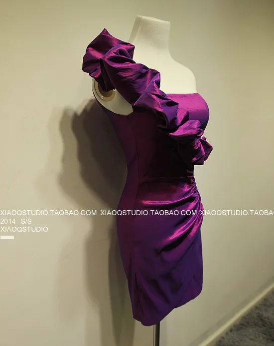 Vestido corto femenino de verano con volantes y tafetán para mujer, traje sexy púrpura de noche con un hombro descubierto, 2018