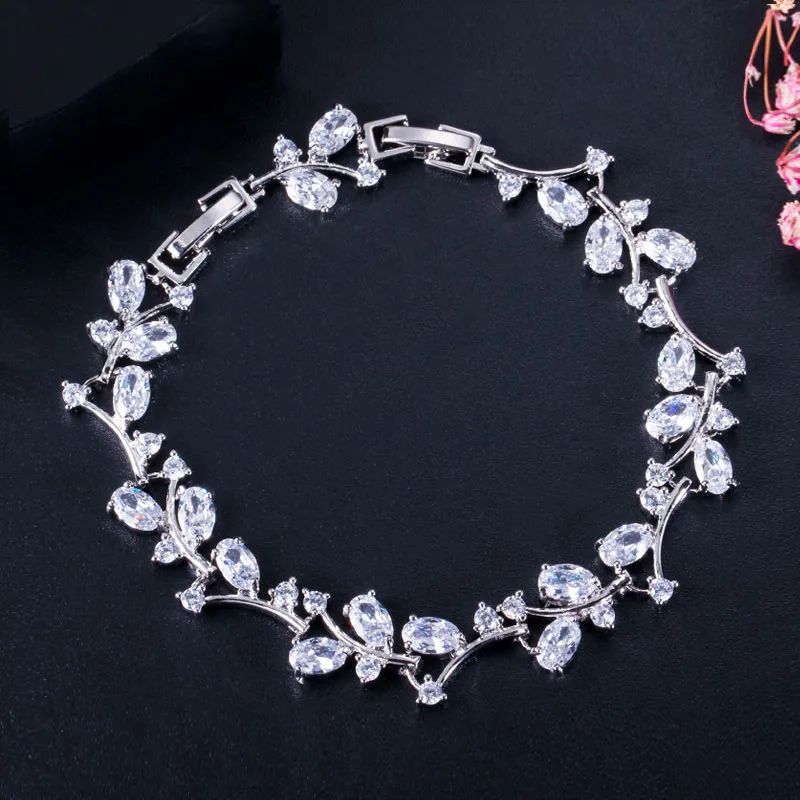 CWWZircons Elegantes Blattzweig-Armband in Gelbgoldfarbe mit Funkelnden Zirkonen, Modischer Damenschmuck für Hochzeiten, Geschenk, Großhandel S0099 – Detail 3