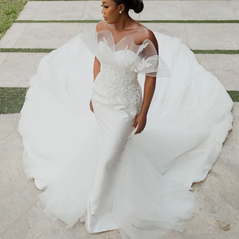 Vestidos de novia de sirena blanca, cola larga sin tirantes, con volantes, apliques, cuentas, jardín, campo, novia