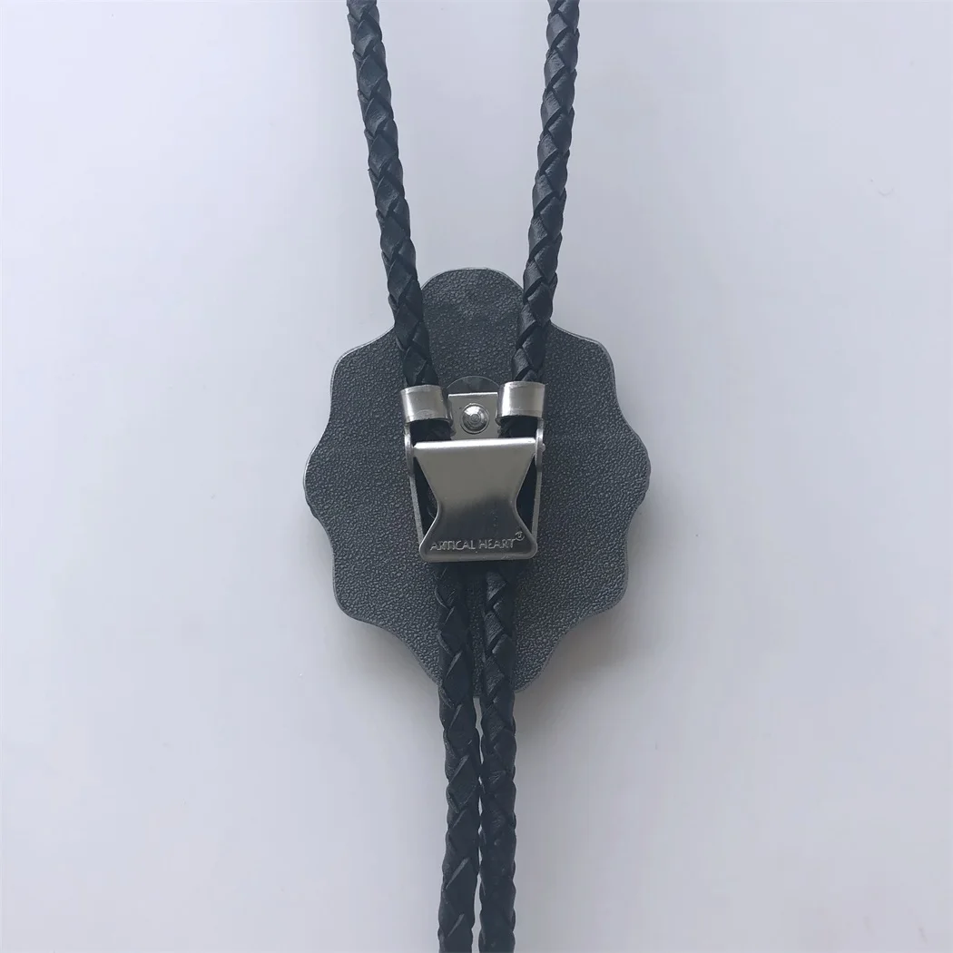 Кожаное ожерелье в винтажном стиле с буквой R