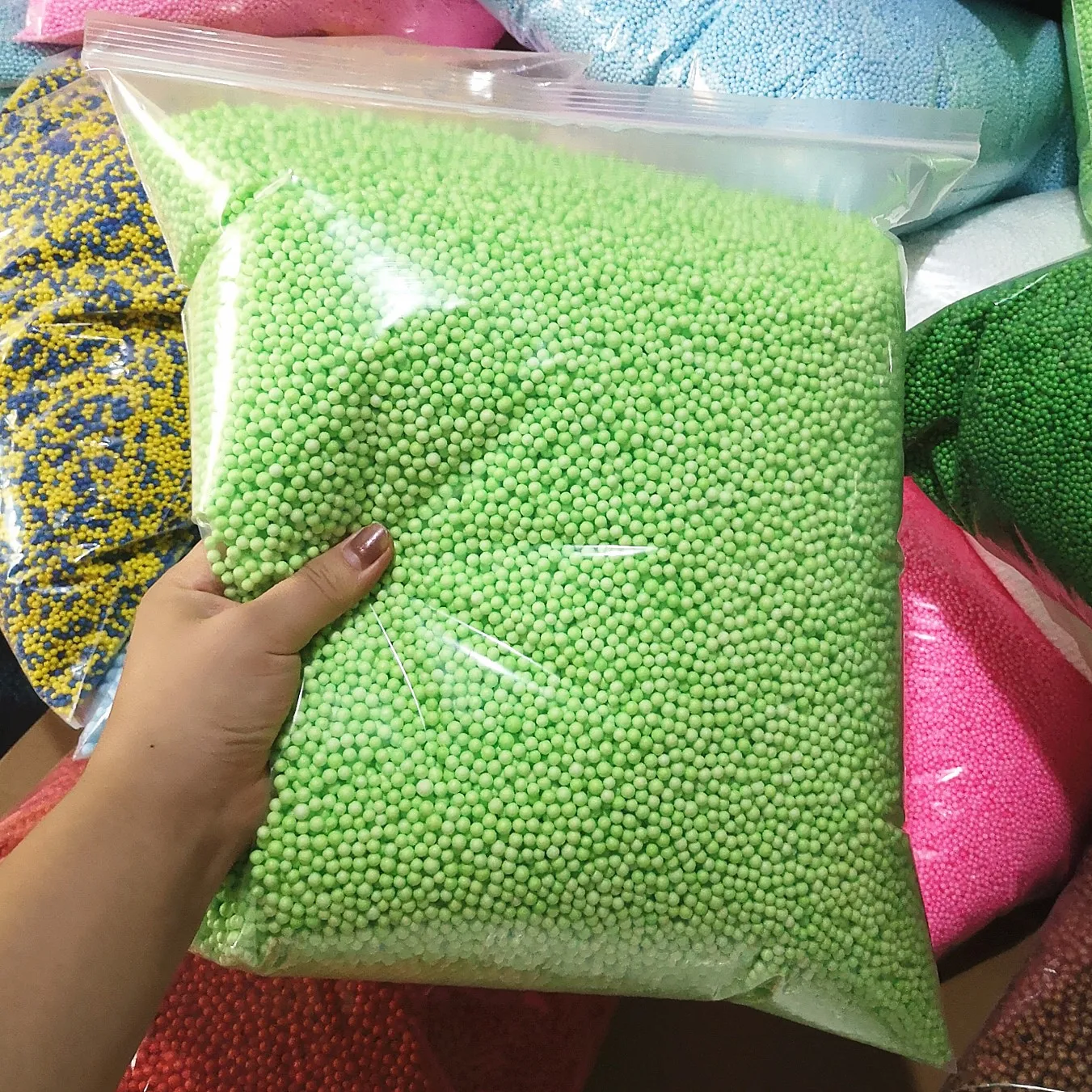 250 g/Beutel Macarons 2–3,5 mm 4–6 mm Pastell-Mini-Schaumperlen, bunte Styropor-Styropor-Füllkugeln, Basteln, DIY – Detail 3