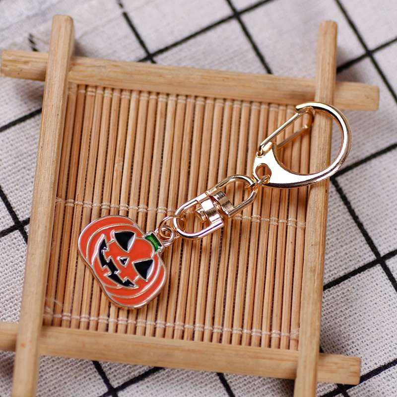 Llavero clásico de Halloween para hombre y mujer, colgante de Metal de aleación divertida con cabeza de calabaza, mochila de vacaciones, regalo de joyería de dibujos animados