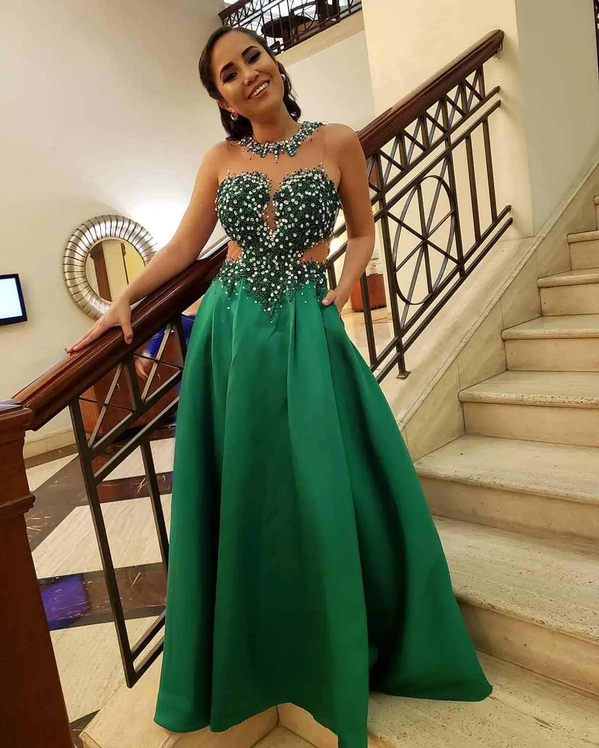 Elegant Sheer Neck Long Evening Dresses 2025 Green Formal Dress Beading Crystal Satin Sexy Party Prom Gowns vestidos de feast