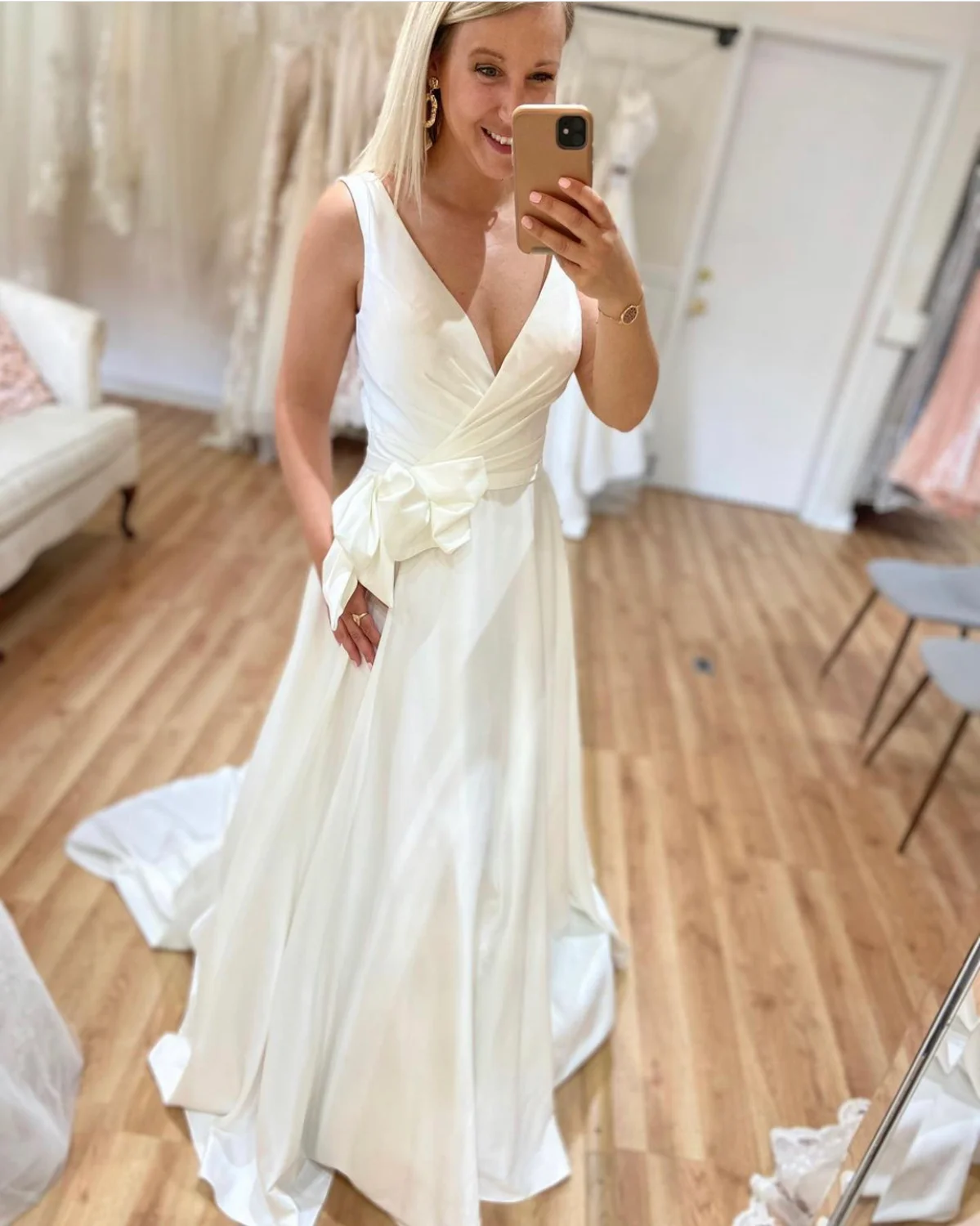 Vestido de casamento linha a profundo v-neck laço apliques botão sem costas andar comprimento varredura trem lindo vestido de noiva feito sob encomenda