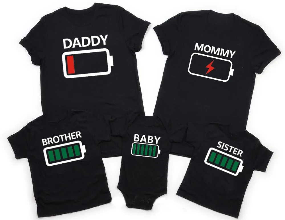 Famiglia abiti coordinati Outfit divertente batteria vestiti papà mamma fratello sorella T-shirt famiglia Look papà mamma Me Baby Boy Girl Tee