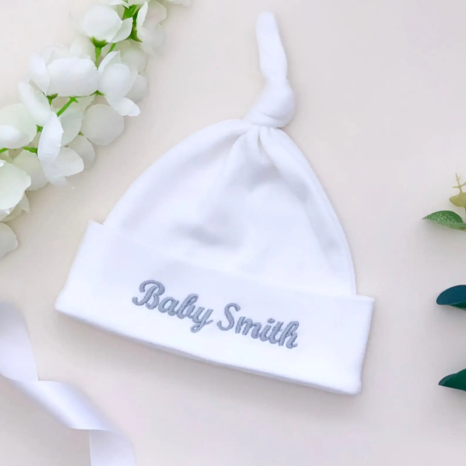 

Free Shipping Embroidered Personalised Baby Hat White Knotted Baby Hat Custom Baby Shower Gift Newborn Baby Gift Unisex Baby Hat