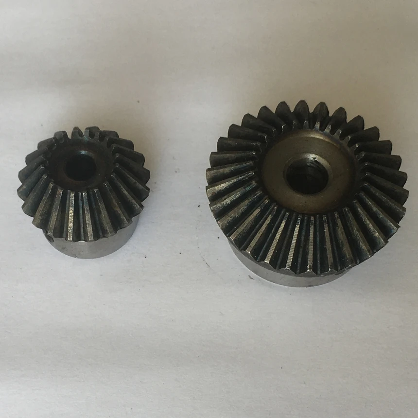 15:30 16:32 18:36 20:40 Teeth 1:2 Transmission Ratio 2 Module 2M 90 Degree 45# Steel Tapered Wheel Pinion Pilot Bore Bevel Gear