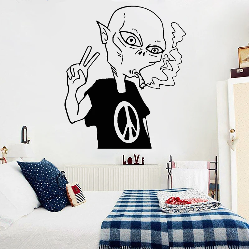 

Cartoom Alien Vinyl Wall Decal Alien Peace Love Smoking Boys Bedroom Wall Stickers Removable Home Decoration Wallpaper Z320