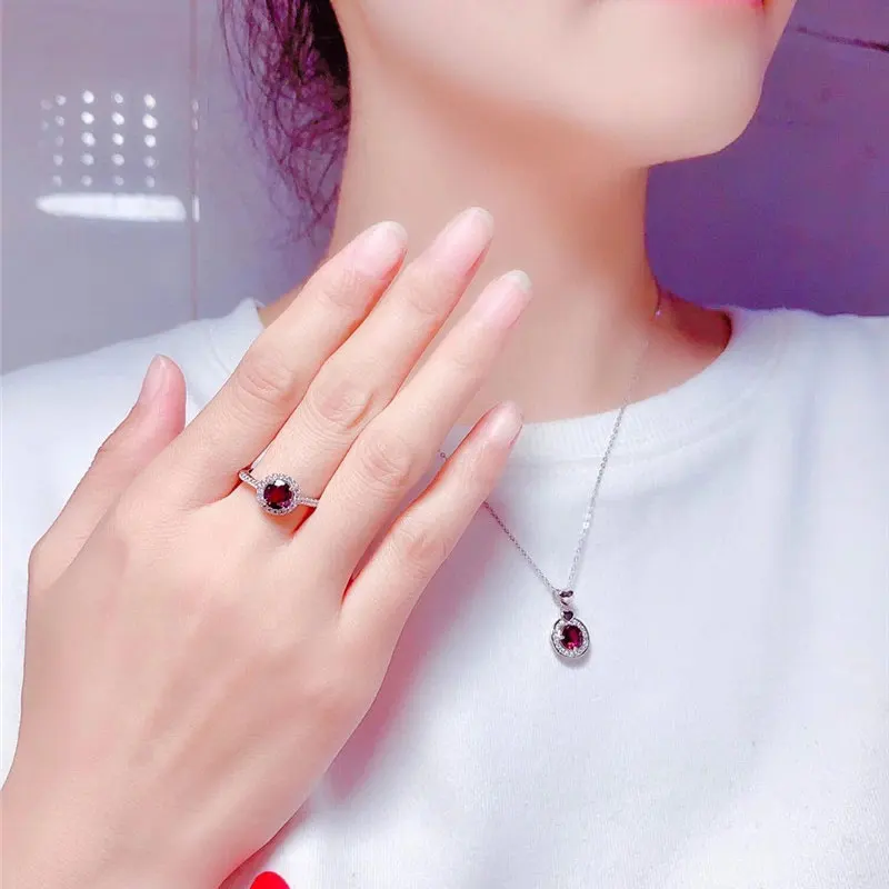 

Xin Yipeng S925 sterling silver plated white gold inlaid natural garnet set ring pendant necklace fine engagement gift for women