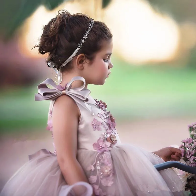 Schattige 2021 Bloem Meisjes Jurken Jewel Hals Handgemaakte Bloemen Kralen Mouwloze Lange Verjaardag Peuter Meisje Pageant Jurken Open