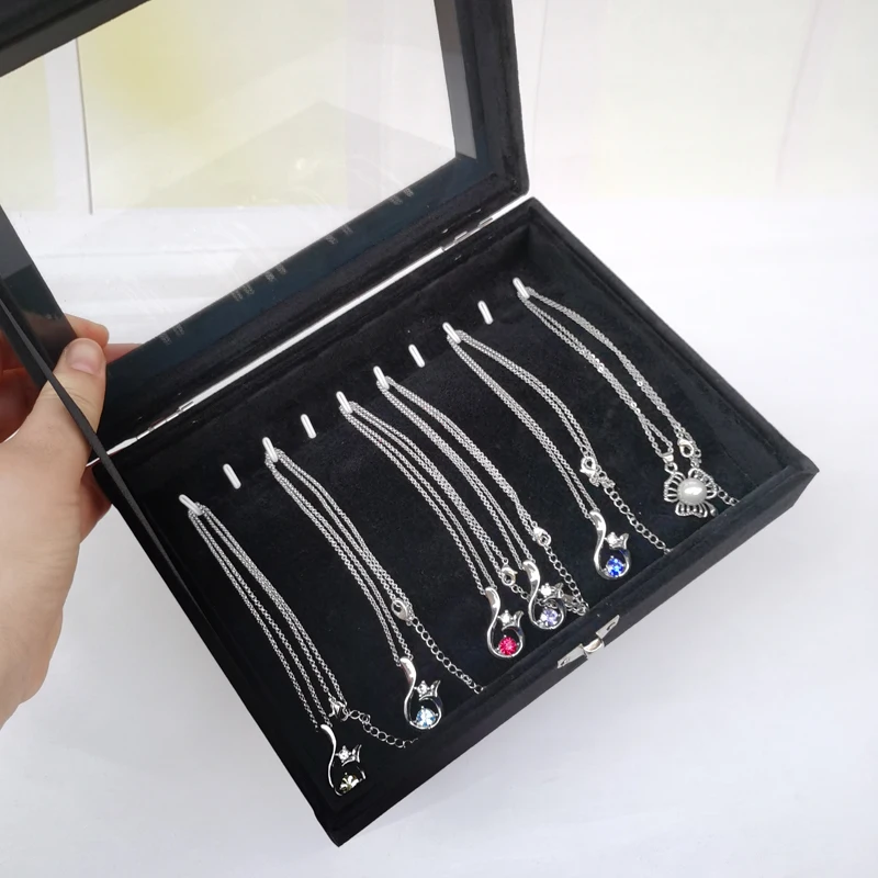 Joyero negro con cubierta de franela, caja pequeña arqueada para guardar y collares pulseras