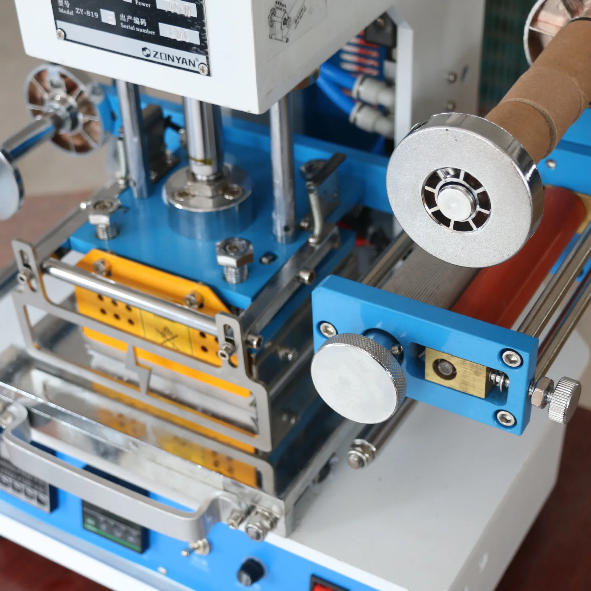 220V Automatico Macchina di Stampaggio In Pelle Le Parole di Pressione Della Macchina Cordonatura Macchina LOGO Stampler Carta di Nome Macchina di Stampaggio A ZY-819E