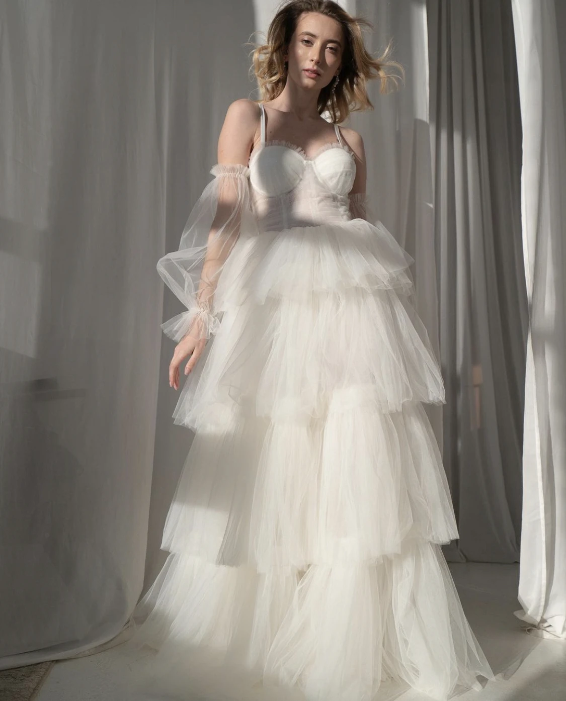 Abito da sposa a-line Sweetheart Backless Tiered Illusion Tulle Lantern Sleeve Sweep Train elegante abito da sposa Vestidos De Novia