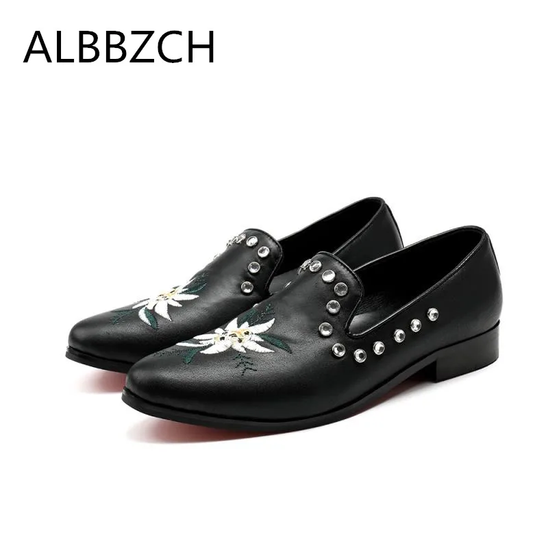 

Fashion Loafers Embroidered leather Casual Shoes Men Pointed Toe Slip On Black White Wedding Shoes Trendy Leisure Party Shoes