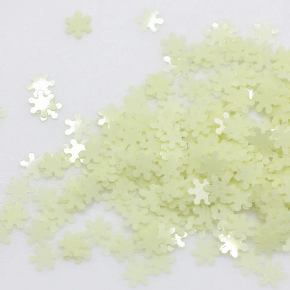 Hot Selling Nightlight Snowflake Flower Tiny 4mm Beautiful Nail Art Sequins for Girls Party Nail Decoration