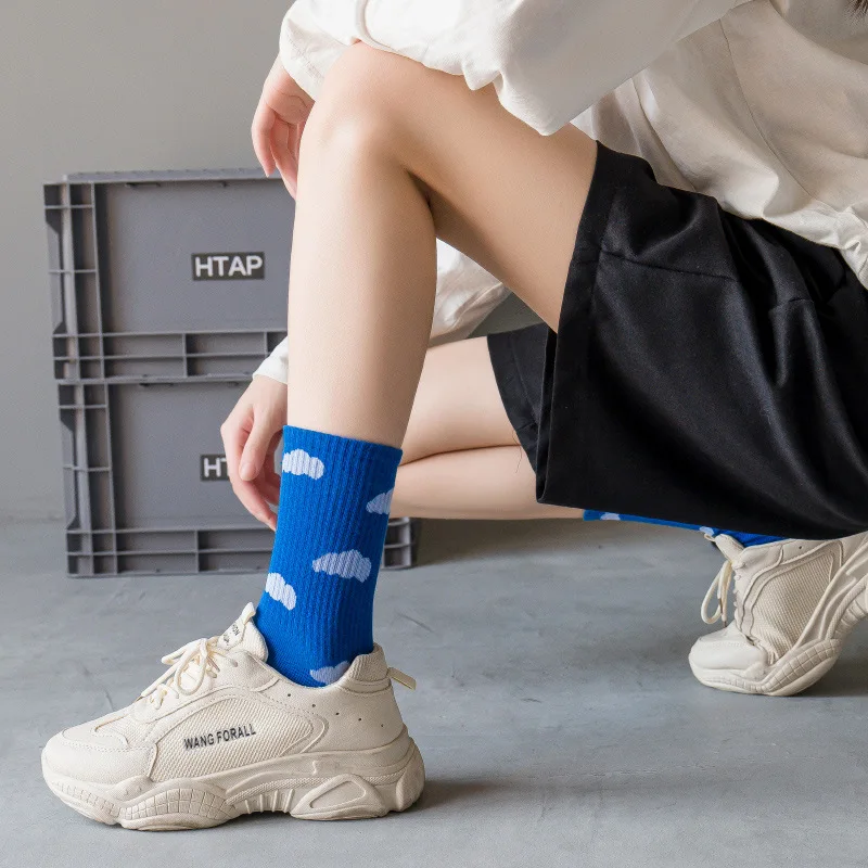 Calcetines deportivos para mujer, medias pequeñas de color azul cielo, Nube Blanca fresca, tendencia de estudiante, pareja de mujeres, Hip-hop,