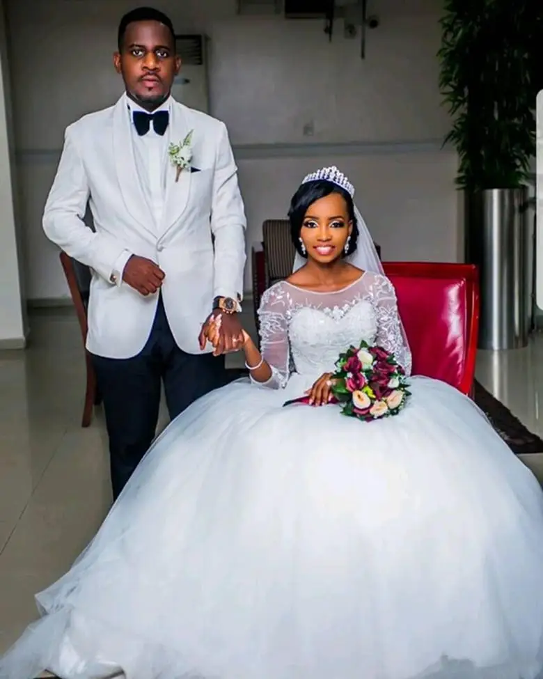 Afrikanische Ballkleid Brautkleider Perlen Spitze Applikation lange Ärmel rücken freie Brautkleider Robe de Mariée Kleid