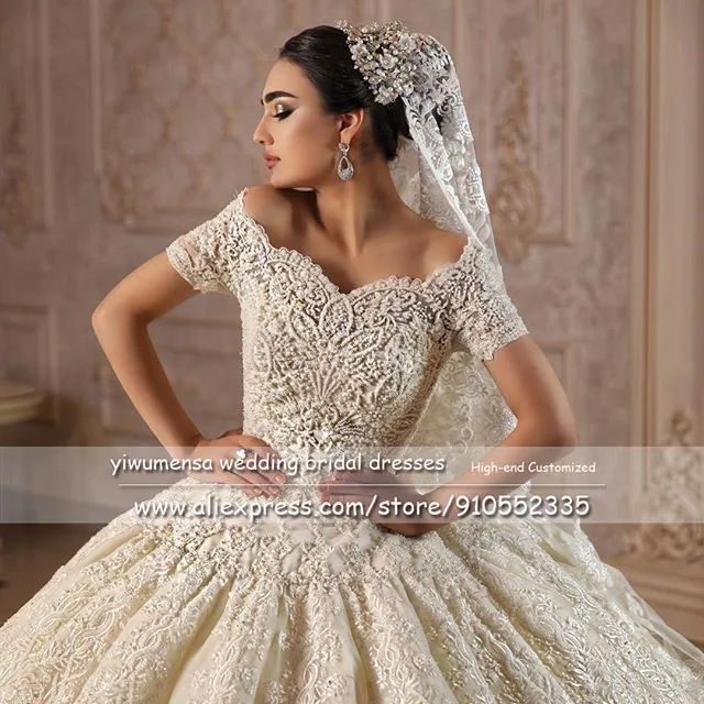 Luxury Crystals Beaded Short Sleeves V Neck Princess Ball Gown Women Bridal Wedding Dress Full Lace Appliques Arabic Dubai 2021