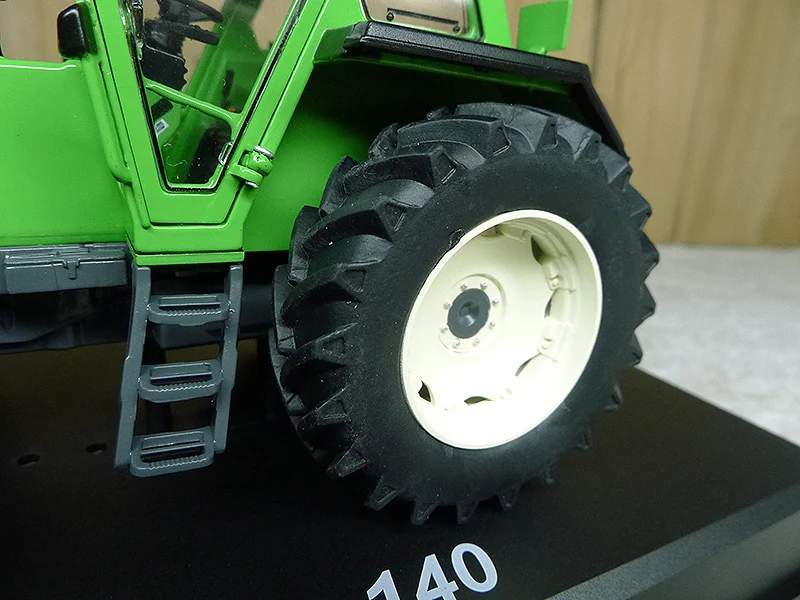 1: 32 F140 Tractor Model  Agricultural vehicle model  Alloy collection model