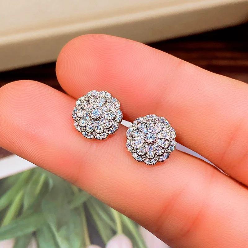 Huitan Silber Farbe Kleine Blume Ohrstecker für Frauen Hochzeit Schmuck Chic Ohr Zubehör Weibliche Ohrringe Tägliche Kollokation