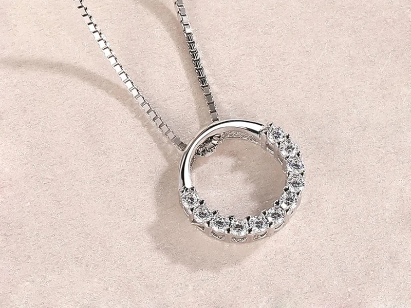 925 Sterling Silber Runde Zirkon-Anhänger-Halsketten für Damen, modischer edler Schmuck, halb mit Strasssteinen besetzte glänzende Kreis-Schlüsselbeinkette – Detail 10
