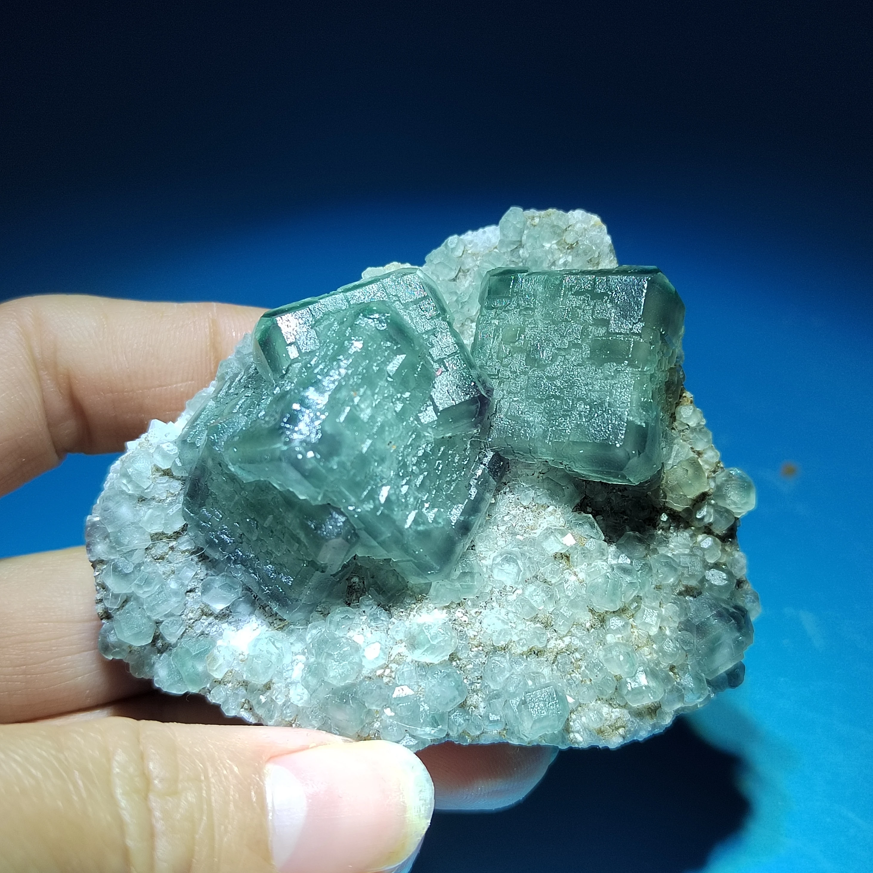 

101.9g100% natural rare blue fluorite mineral specimen stone and crystal energy healing stone decorated with Quartz Gemstone