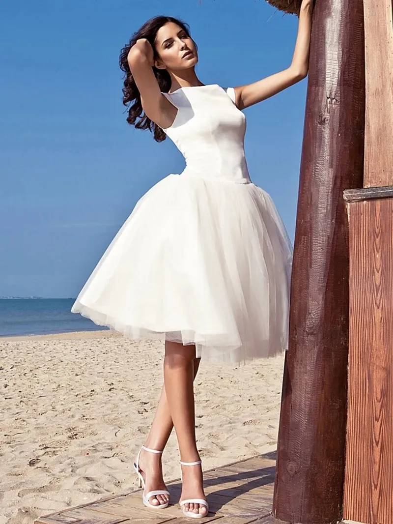 A-ligne Robes De Mariée 2021 Bateau Neck Longueur Genou Satin Tulle Manches courtes Simple Décontracté Robe De Mariée Grande Taille Mignon Plage