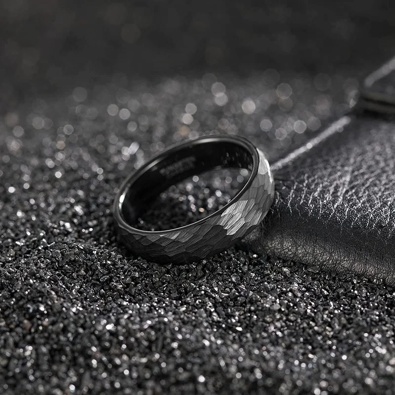 Tigrade 6mm 8mm Gehämmerte Wolfram-Eheringe für Männer und Frauen, Schwarz Gebürsteter Herren-Ehering, Komfort-Passform, Größe 6-15 – Detail 4