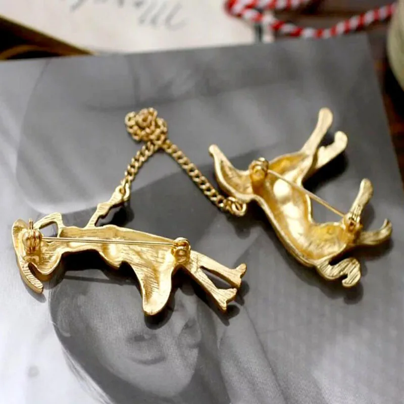 Korea New Design Brooch Gold Metal Walk the Dog Women Girl Elegant Simple Retro Fashion Brooch for Women Girls Gift Party