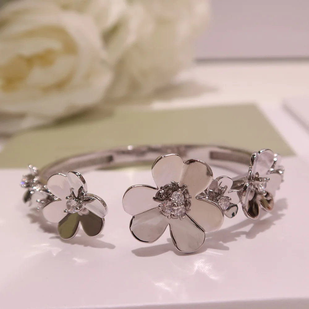 Popular lucky grass Bracelet Flower lady Bracelet Fashion high end and high quality Dance party  Free freight  gift gorgeous