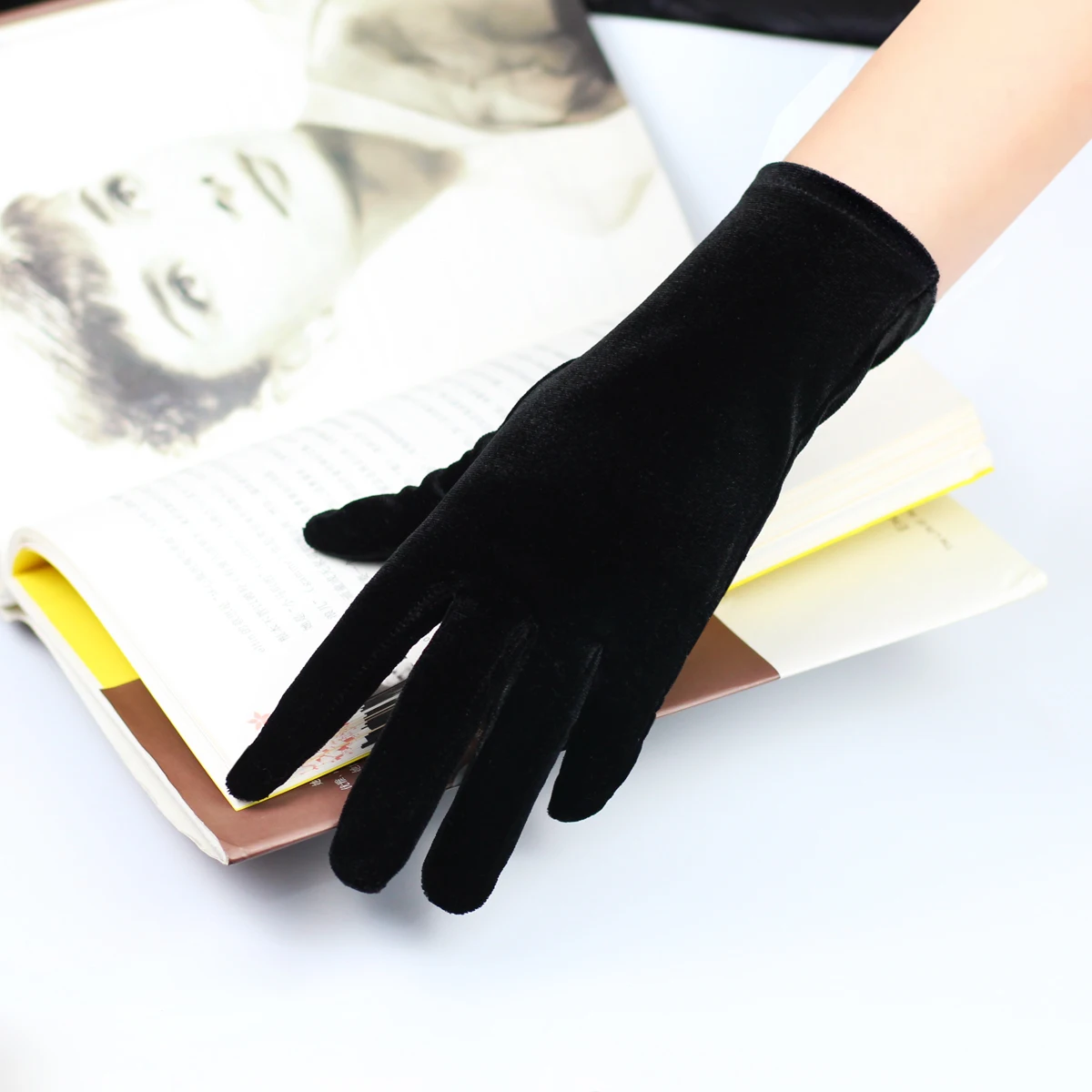 WG011-1 Simple Wedding Bridal Black Short Gloves Cozy Velvet Handschuh Wrist Finger Brides Bridesmaid Gloves