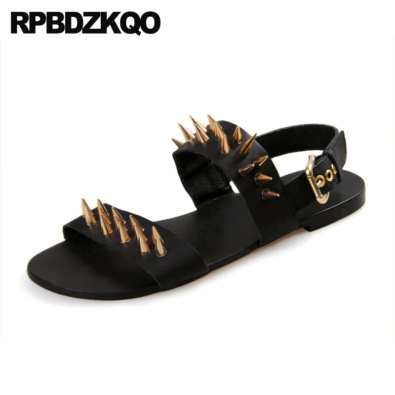 2021 Runway Stud Designer Flat Famous Brand Strap Roman Shoes Black Rivet Italian Spike Men Sandals Leather Summer Chain Metal