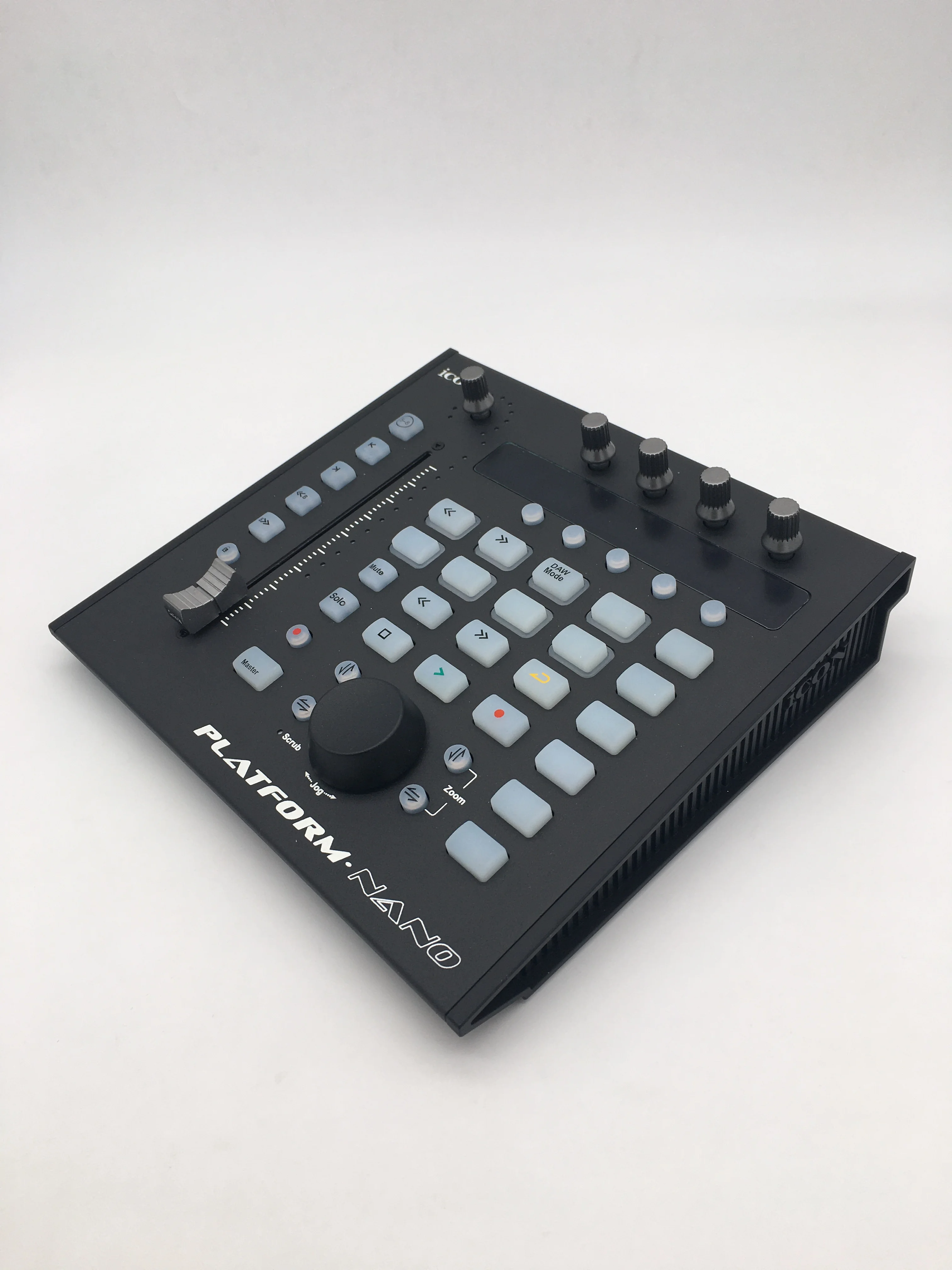 Was ist ein DAW Controller mit Motorfader und warum ist er für Musiker und Produzenten so wichtig?