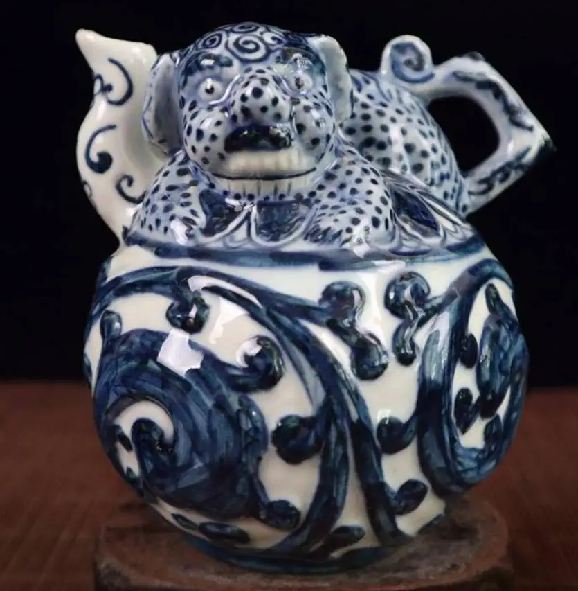 China seiko Blue and white ceramic lion teapot crafts statue