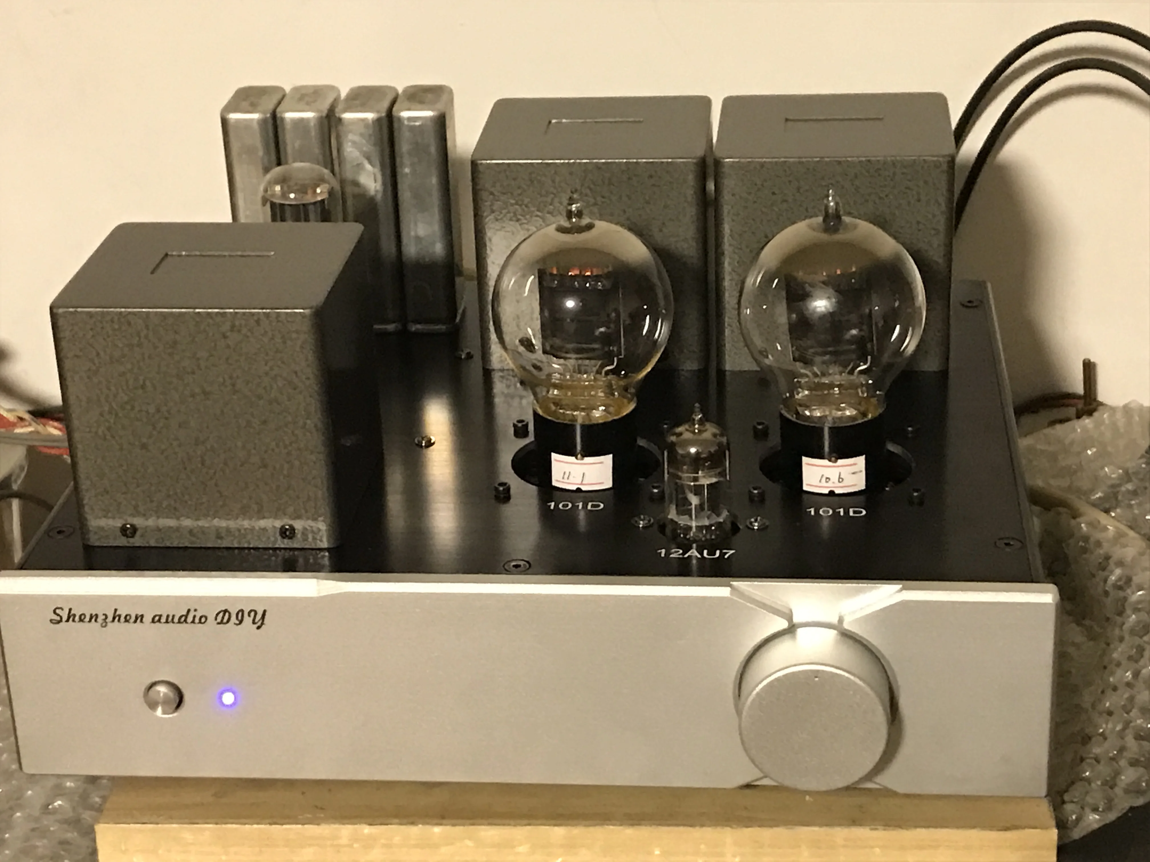 

NEW 101D tube direct heating preamplifier, the frequency characteristic is 15-40KH. Residual noise 0.3MV