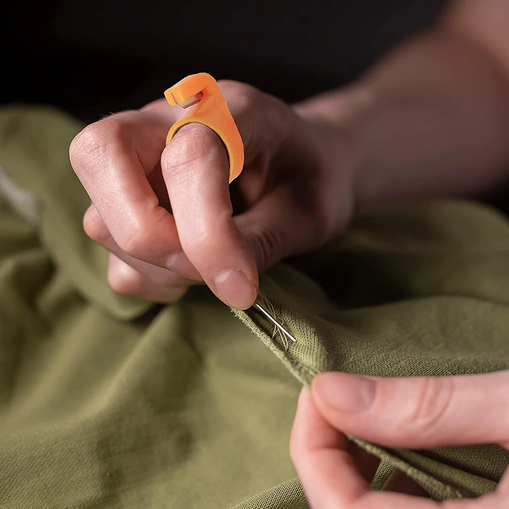 Taglierina per filo da cucito in plastica Anello Coltello da dito Utensili da taglio Ditale per dito con lame Taglierina per filo per trapuntatura