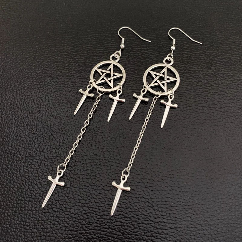 Pendientes de espadas de pentagrama chapados en plata, aros Huggie colgantes, joyería de bruja, Tarot pagano Wiccan, regalo gótico Emo para mujer