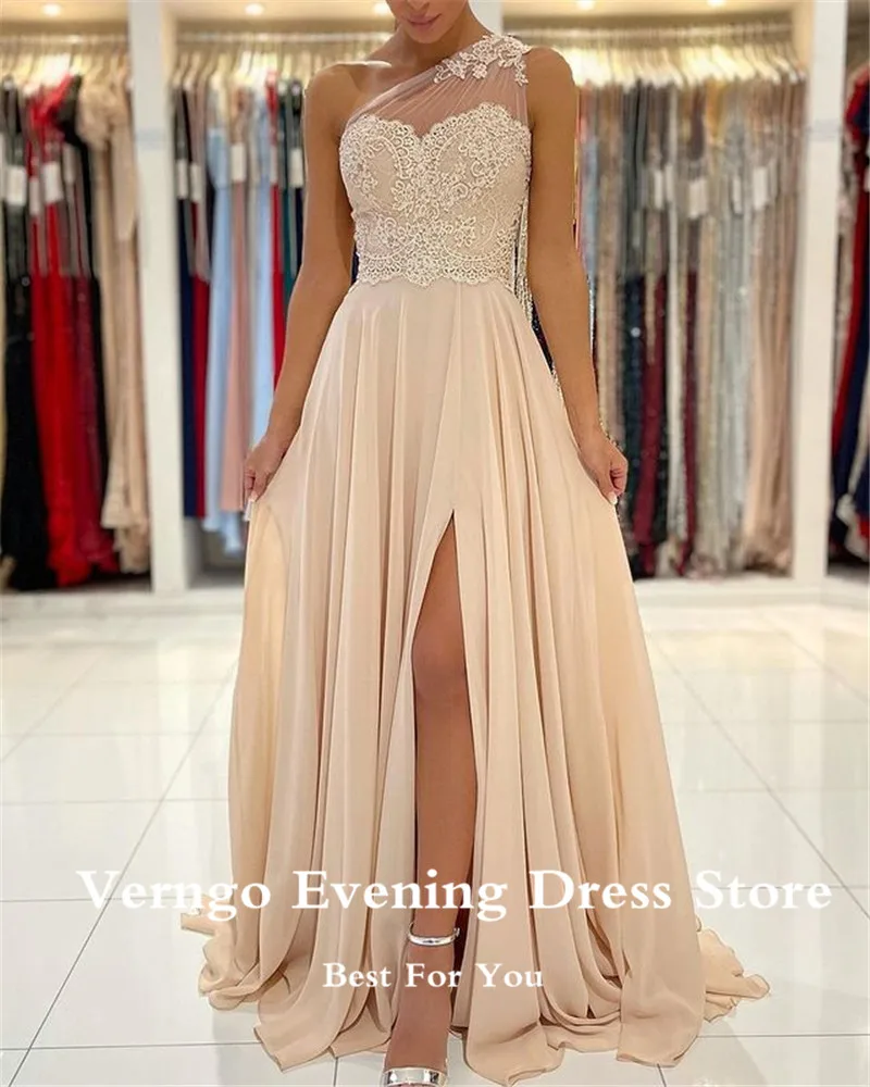 Verngo bege chiffon a linha vestidos de baile um ombro renda applique lado fenda vestidos de noite dama de honra mãe vestido de noiva