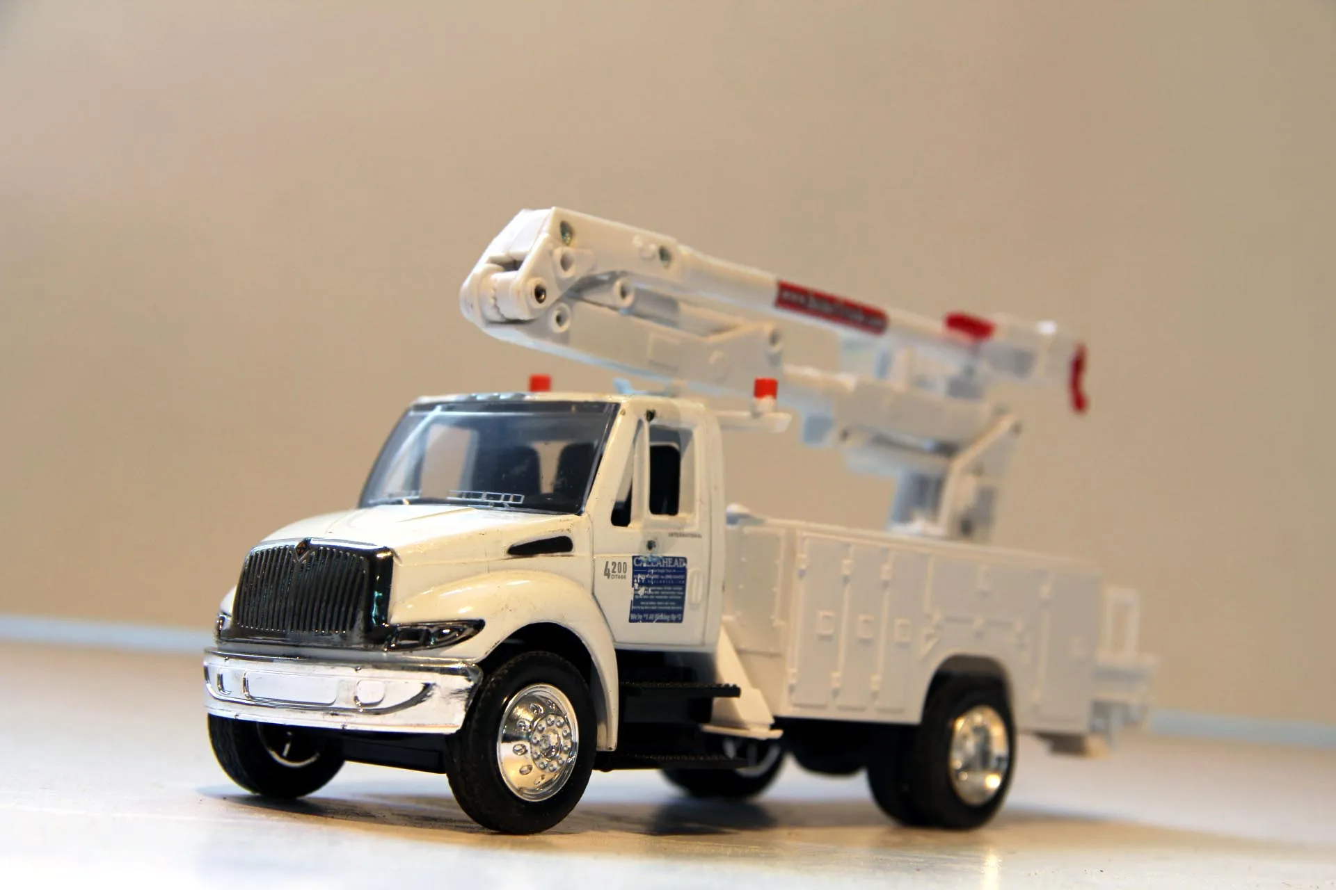 Special Price 1/43 Clearance Process Die-cast Metal International 4200 Repair Truck Model Furniture Display Collection Toys For