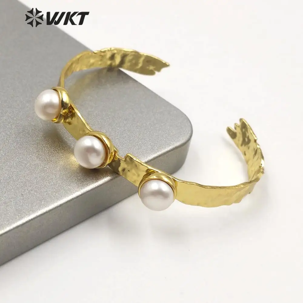 

WT-MPB004 New Gorgeous High Quality Gold Electroplated Triple Stone Pearl Bangle Women Fashion Gold Adjustable Bracelet